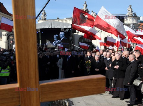 Rocznica Smoleńska - zapalenie zniczy i złożenie tulipanów pod Pałacem Prezydenckim