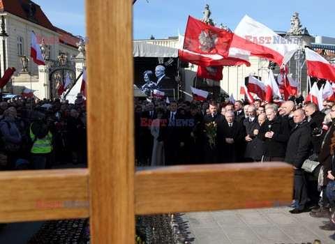 Rocznica Smoleńska - zapalenie zniczy i złożenie tulipanów pod Pałacem Prezydenckim