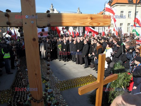 Rocznica Smoleńska - zapalenie zniczy i złożenie tulipanów pod Pałacem Prezydenckim