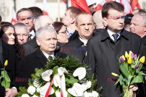 Rocznica Smoleńska - zapalenie zniczy i złożenie tulipanów pod Pałacem Prezydenckim