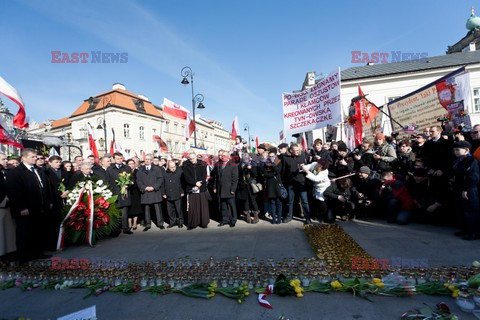 Rocznica Smoleńska - zapalenie zniczy i złożenie tulipanów pod Pałacem Prezydenckim