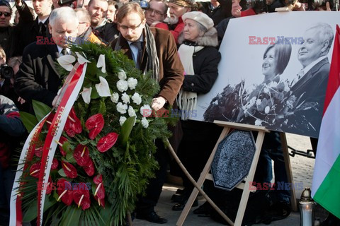 Rocznica Smoleńska - zapalenie zniczy i złożenie tulipanów pod Pałacem Prezydenckim