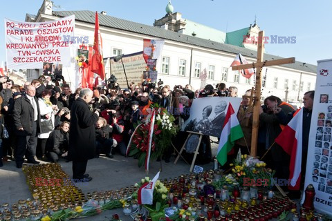 Rocznica Smoleńska - zapalenie zniczy i złożenie tulipanów pod Pałacem Prezydenckim