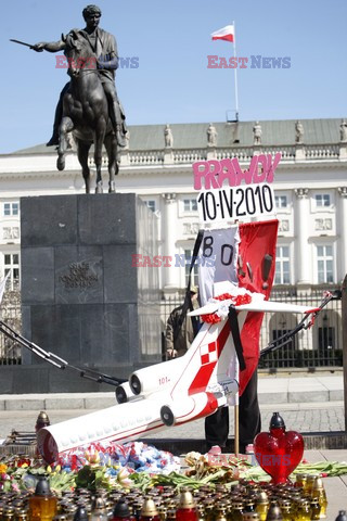 Rocznica Smoleńska - zapalenie zniczy i złożenie tulipanów pod Pałacem Prezydenckim