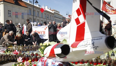 Rocznica Smoleńska - zapalenie zniczy i złożenie tulipanów pod Pałacem Prezydenckim