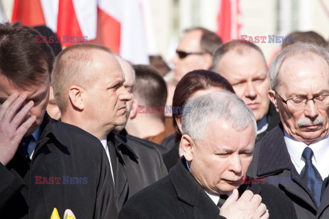 Rocznica Smoleńska - zapalenie zniczy i złożenie tulipanów pod Pałacem Prezydenckim