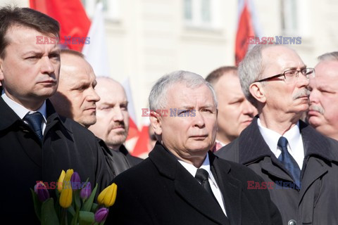 Rocznica Smoleńska - zapalenie zniczy i złożenie tulipanów pod Pałacem Prezydenckim