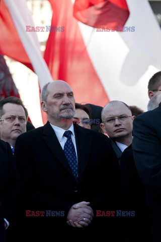 Rocznica Smoleńska - zapalenie zniczy i złożenie tulipanów pod Pałacem Prezydenckim