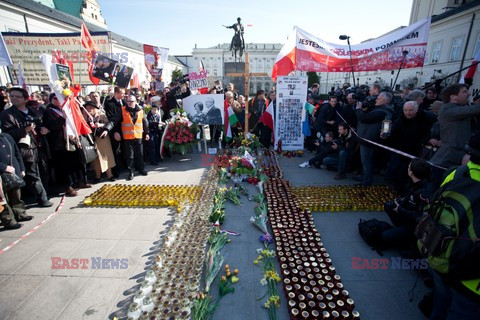 Rocznica Smoleńska - zapalenie zniczy i złożenie tulipanów pod Pałacem Prezydenckim