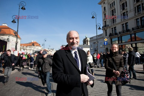 Rocznica Smoleńska - zapalenie zniczy i złożenie tulipanów pod Pałacem Prezydenckim