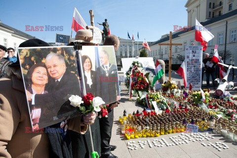 Rocznica Smoleńska - zapalenie zniczy i złożenie tulipanów pod Pałacem Prezydenckim