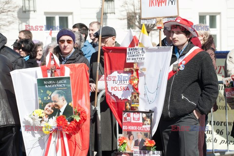 Rocznica Smoleńska - zapalenie zniczy i złożenie tulipanów pod Pałacem Prezydenckim