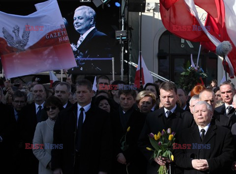 Rocznica Smoleńska - zapalenie zniczy i złożenie tulipanów pod Pałacem Prezydenckim