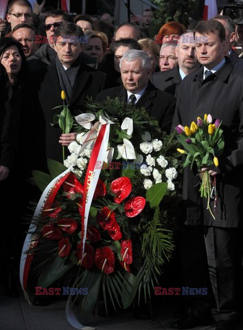 Rocznica Smoleńska - zapalenie zniczy i złożenie tulipanów pod Pałacem Prezydenckim