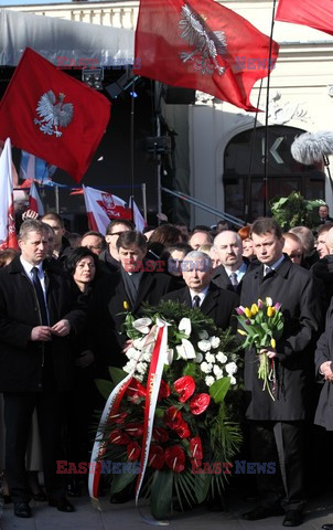 Rocznica Smoleńska - zapalenie zniczy i złożenie tulipanów pod Pałacem Prezydenckim