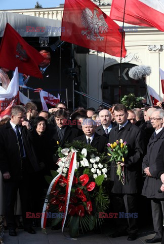 Rocznica Smoleńska - zapalenie zniczy i złożenie tulipanów pod Pałacem Prezydenckim