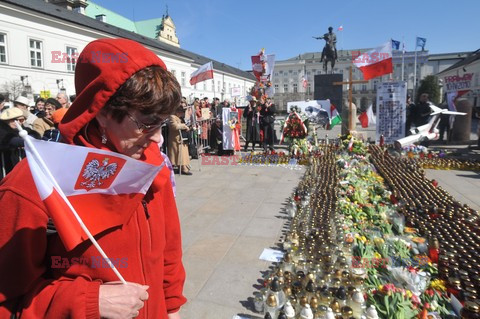 Rocznica Smoleńska - zapalenie zniczy i złożenie tulipanów pod Pałacem Prezydenckim