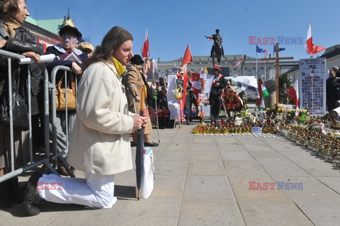 Rocznica Smoleńska - zapalenie zniczy i złożenie tulipanów pod Pałacem Prezydenckim