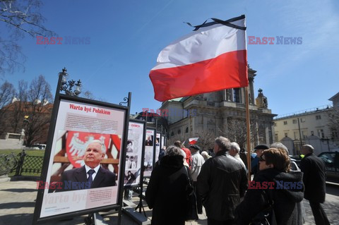 Rocznica Smoleńska - zapalenie zniczy i złożenie tulipanów pod Pałacem Prezydenckim