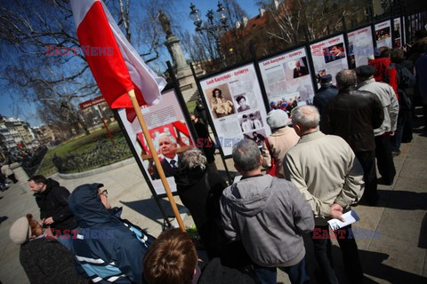 Rocznica Smoleńska - zapalenie zniczy i złożenie tulipanów pod Pałacem Prezydenckim