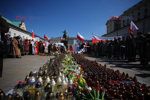 Rocznica Smoleńska - zapalenie zniczy i złożenie tulipanów pod Pałacem Prezydenckim