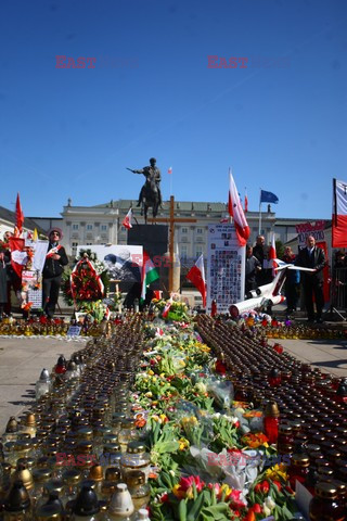 Rocznica Smoleńska - zapalenie zniczy i złożenie tulipanów pod Pałacem Prezydenckim