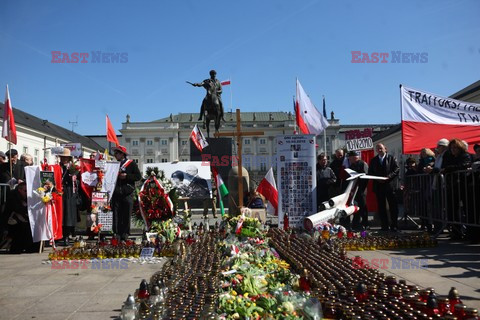 Rocznica Smoleńska - zapalenie zniczy i złożenie tulipanów pod Pałacem Prezydenckim