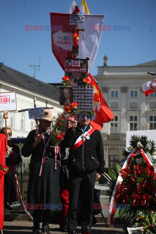 Rocznica Smoleńska - zapalenie zniczy i złożenie tulipanów pod Pałacem Prezydenckim