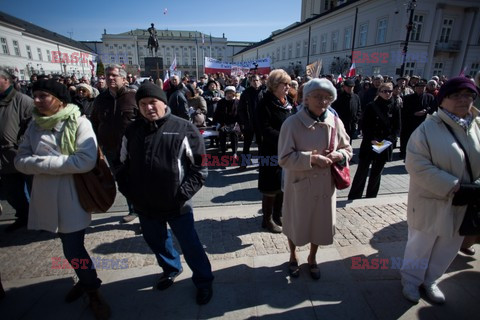 Rocznica Smoleńska - zapalenie zniczy i złożenie tulipanów pod Pałacem Prezydenckim