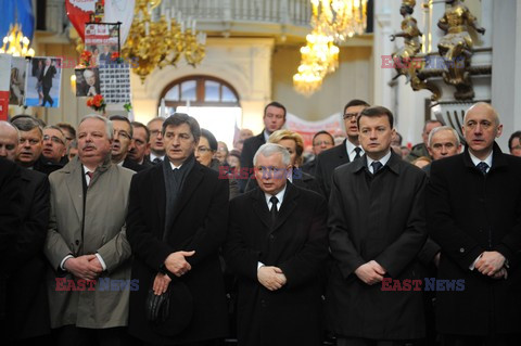 Rocznica Smoleńska - zapalenie zniczy i złożenie tulipanów pod Pałacem Prezydenckim