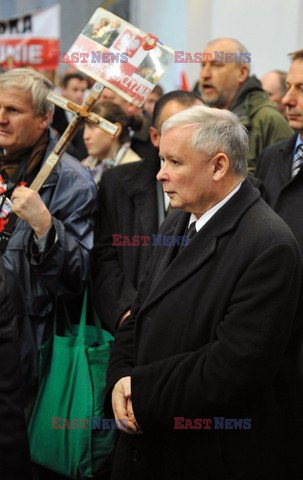 Rocznica Smoleńska - zapalenie zniczy i złożenie tulipanów pod Pałacem Prezydenckim