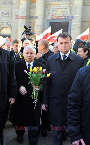 Rocznica Smoleńska - zapalenie zniczy i złożenie tulipanów pod Pałacem Prezydenckim