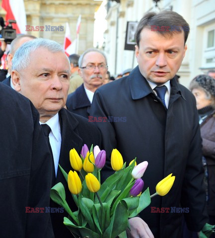 Rocznica Smoleńska - zapalenie zniczy i złożenie tulipanów pod Pałacem Prezydenckim