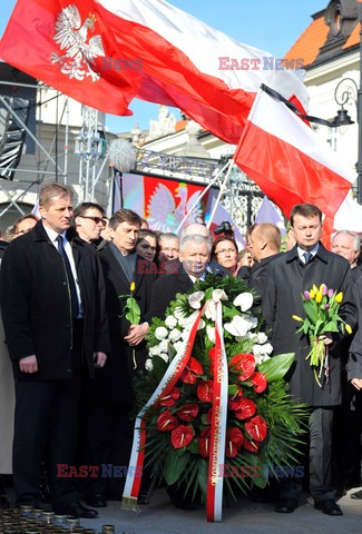 Rocznica Smoleńska - zapalenie zniczy i złożenie tulipanów pod Pałacem Prezydenckim