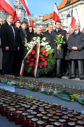 Rocznica Smoleńska - zapalenie zniczy i złożenie tulipanów pod Pałacem Prezydenckim