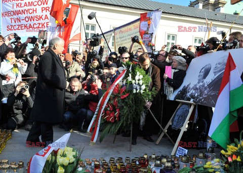 Rocznica Smoleńska - zapalenie zniczy i złożenie tulipanów pod Pałacem Prezydenckim