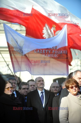 Rocznica Smoleńska - zapalenie zniczy i złożenie tulipanów pod Pałacem Prezydenckim