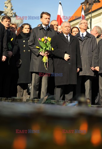 Rocznica Smoleńska - zapalenie zniczy i złożenie tulipanów pod Pałacem Prezydenckim