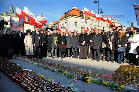 Rocznica Smoleńska - zapalenie zniczy i złożenie tulipanów pod Pałacem Prezydenckim