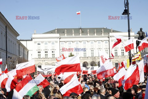 Rocznica Smoleńska - zapalenie zniczy i złożenie tulipanów pod Pałacem Prezydenckim