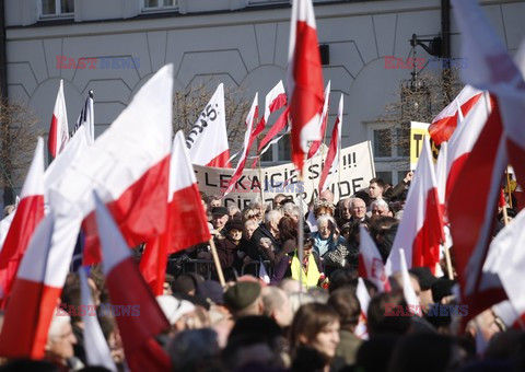 Rocznica Smoleńska - zapalenie zniczy i złożenie tulipanów pod Pałacem Prezydenckim