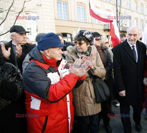 Rocznica Smoleńska - zapalenie zniczy i złożenie tulipanów pod Pałacem Prezydenckim