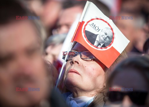 Rocznica Smoleńska - zapalenie zniczy i złożenie tulipanów pod Pałacem Prezydenckim