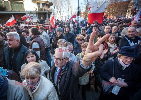 Rocznica Smoleńska - zapalenie zniczy i złożenie tulipanów pod Pałacem Prezydenckim