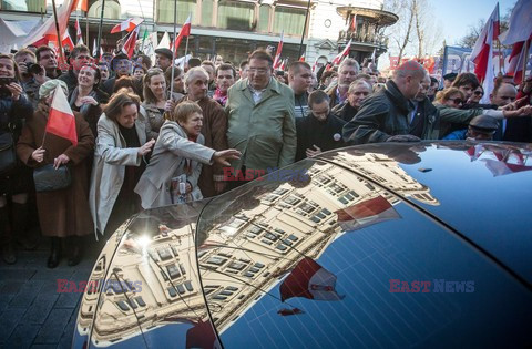 Rocznica Smoleńska - zapalenie zniczy i złożenie tulipanów pod Pałacem Prezydenckim