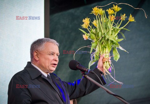 Rocznica Smoleńska - zapalenie zniczy i złożenie tulipanów pod Pałacem Prezydenckim