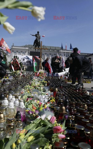 Rocznica Smoleńska - zapalenie zniczy i złożenie tulipanów pod Pałacem Prezydenckim