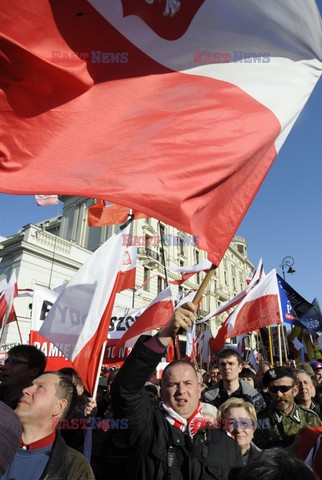 Rocznica Smoleńska - zapalenie zniczy i złożenie tulipanów pod Pałacem Prezydenckim