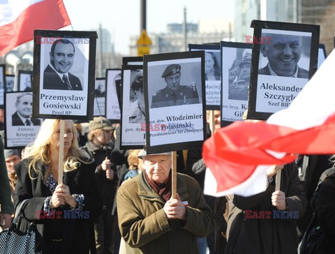 Rocznica Smoleńska - zapalenie zniczy i złożenie tulipanów pod Pałacem Prezydenckim