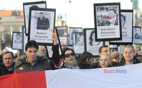 Rocznica Smoleńska - zapalenie zniczy i złożenie tulipanów pod Pałacem Prezydenckim